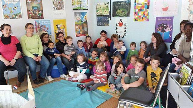 De nombreux matelots à bord de la bibliothèque
