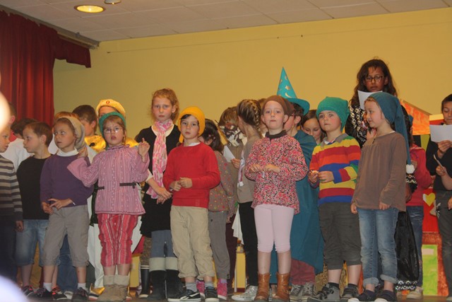 Les enfants de l'école publique sur scène