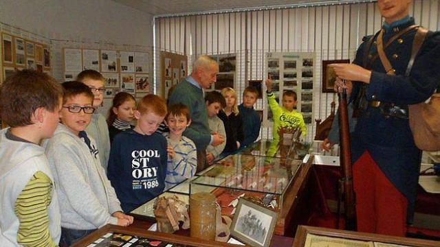 Les écoliers visitent l'exposition sur la Première Guerre Les écoliers visitent l'exposition sur la Première Guerre