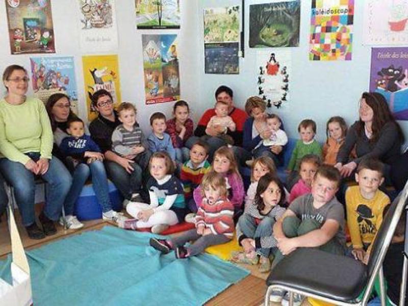De nombreux matelots à bord de la bibliothèque