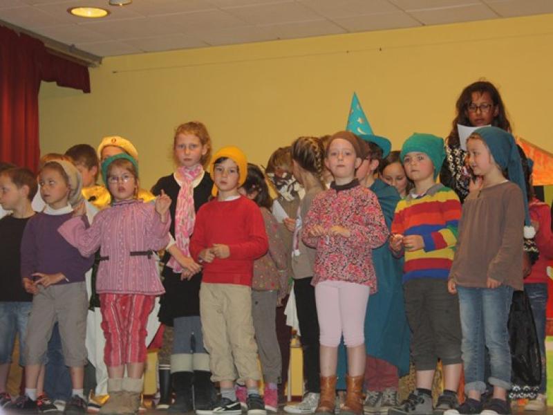 Les enfants de l'école publique sur scène