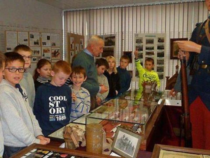 Les écoliers visitent l'exposition sur la Première Guerre