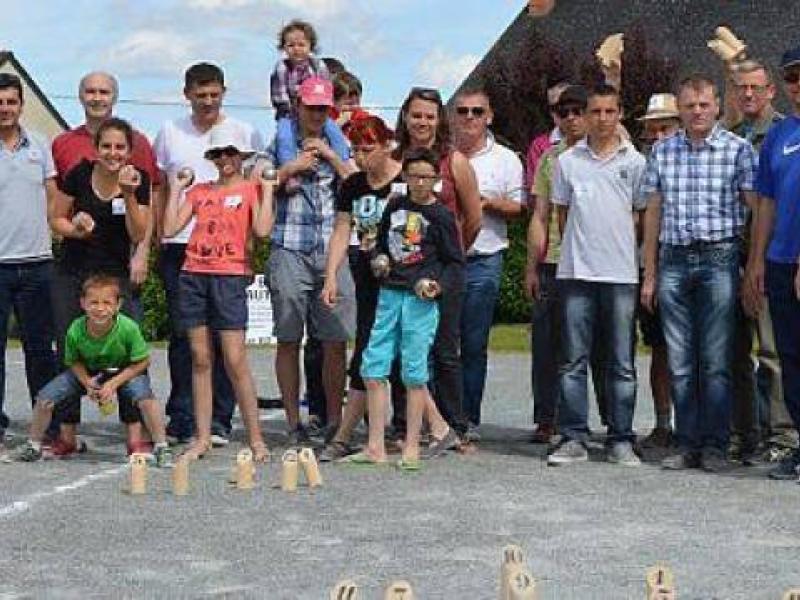 Un concours de pétanque et de Mölkky intergénérationnel